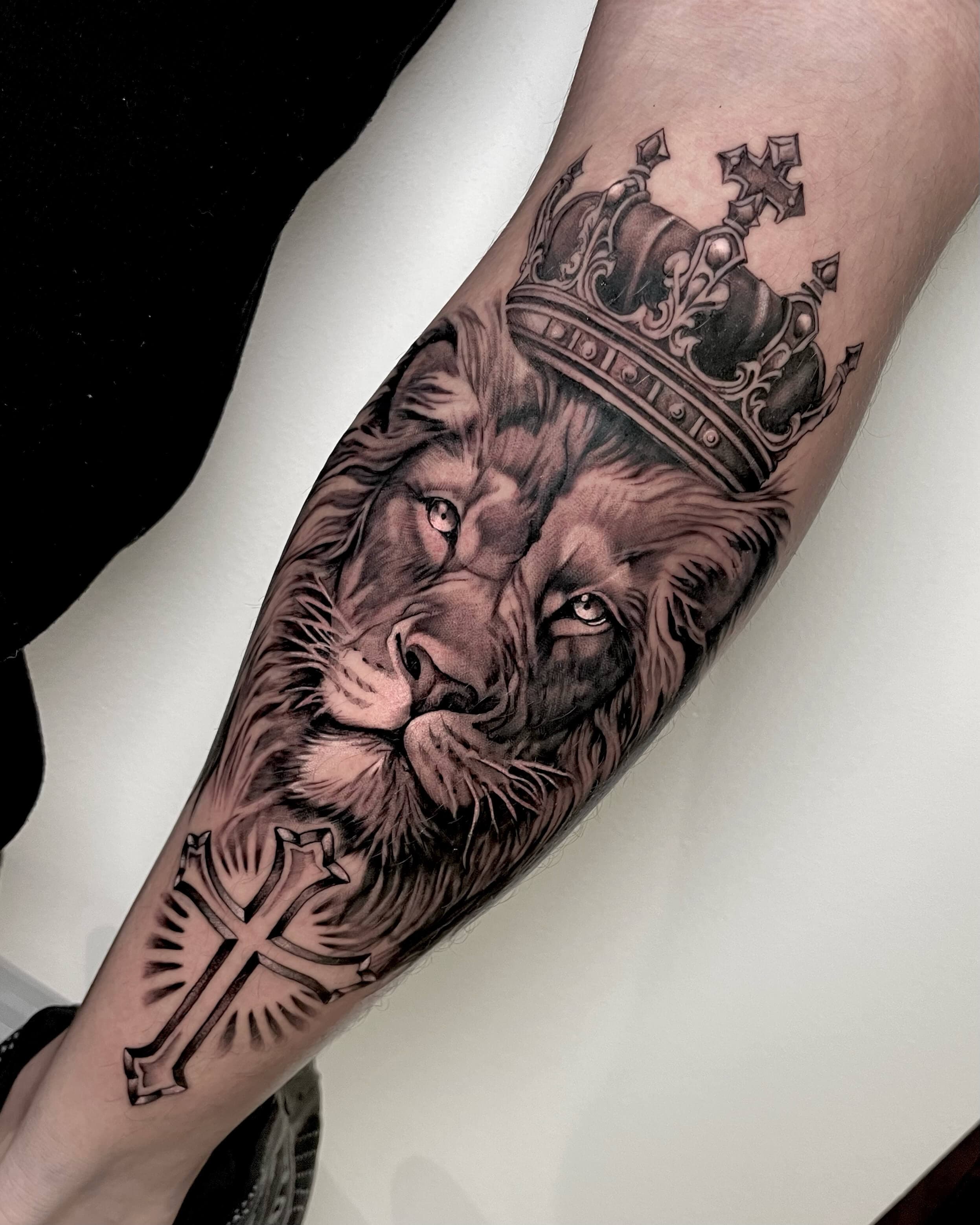 tatuaje de un leon en el brazo